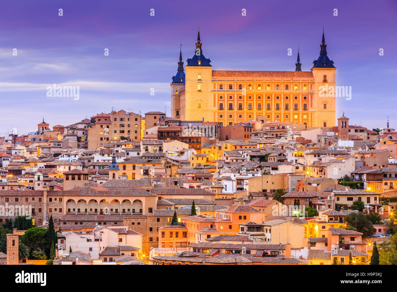 Toledo, España. Vista panorámica de la ciudad vieja y su alcázar (palacio real). Foto de stock