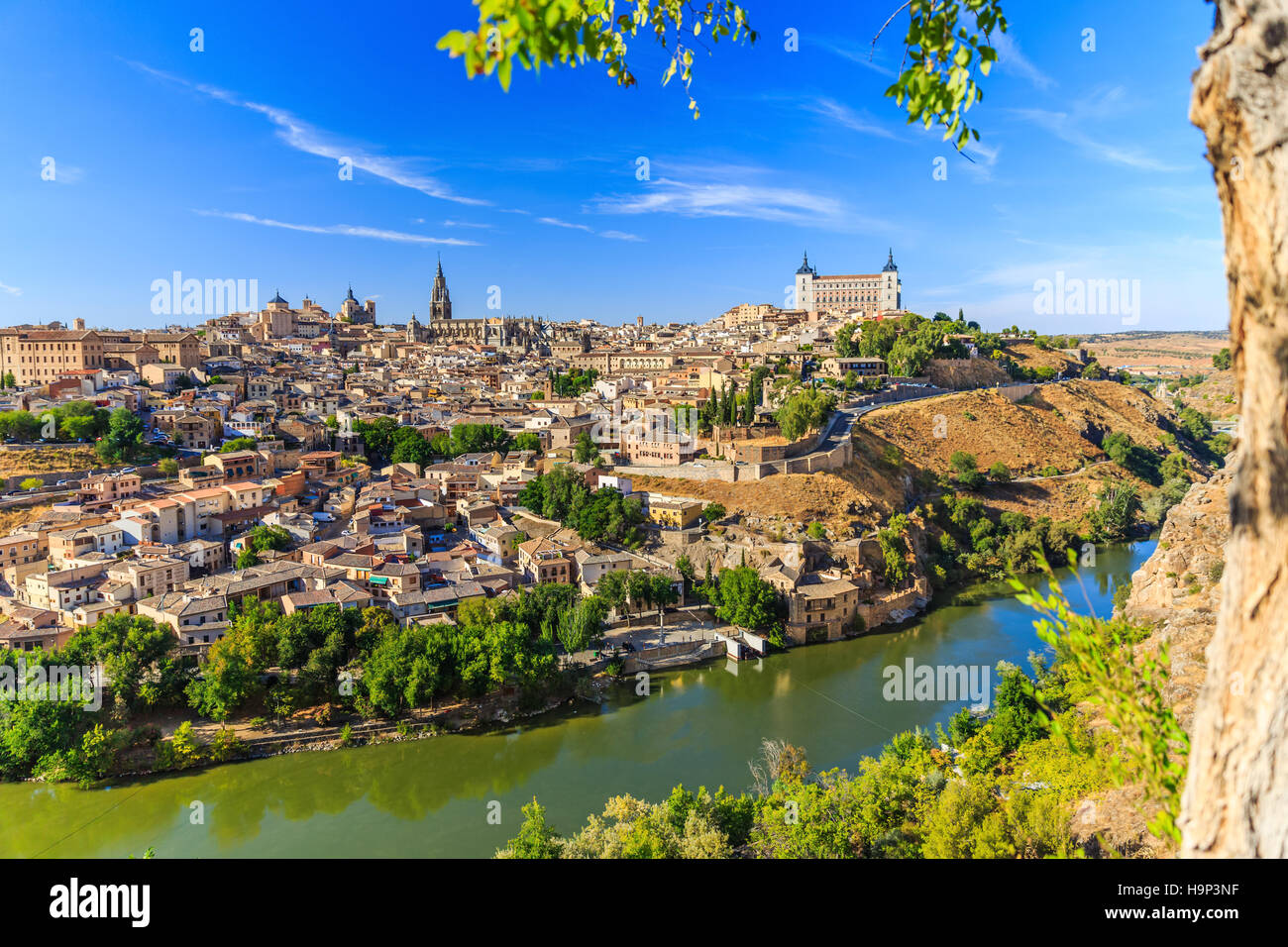 Toledo, España. Vista panorámica de la ciudad vieja y su alcázar (palacio real). Foto de stock