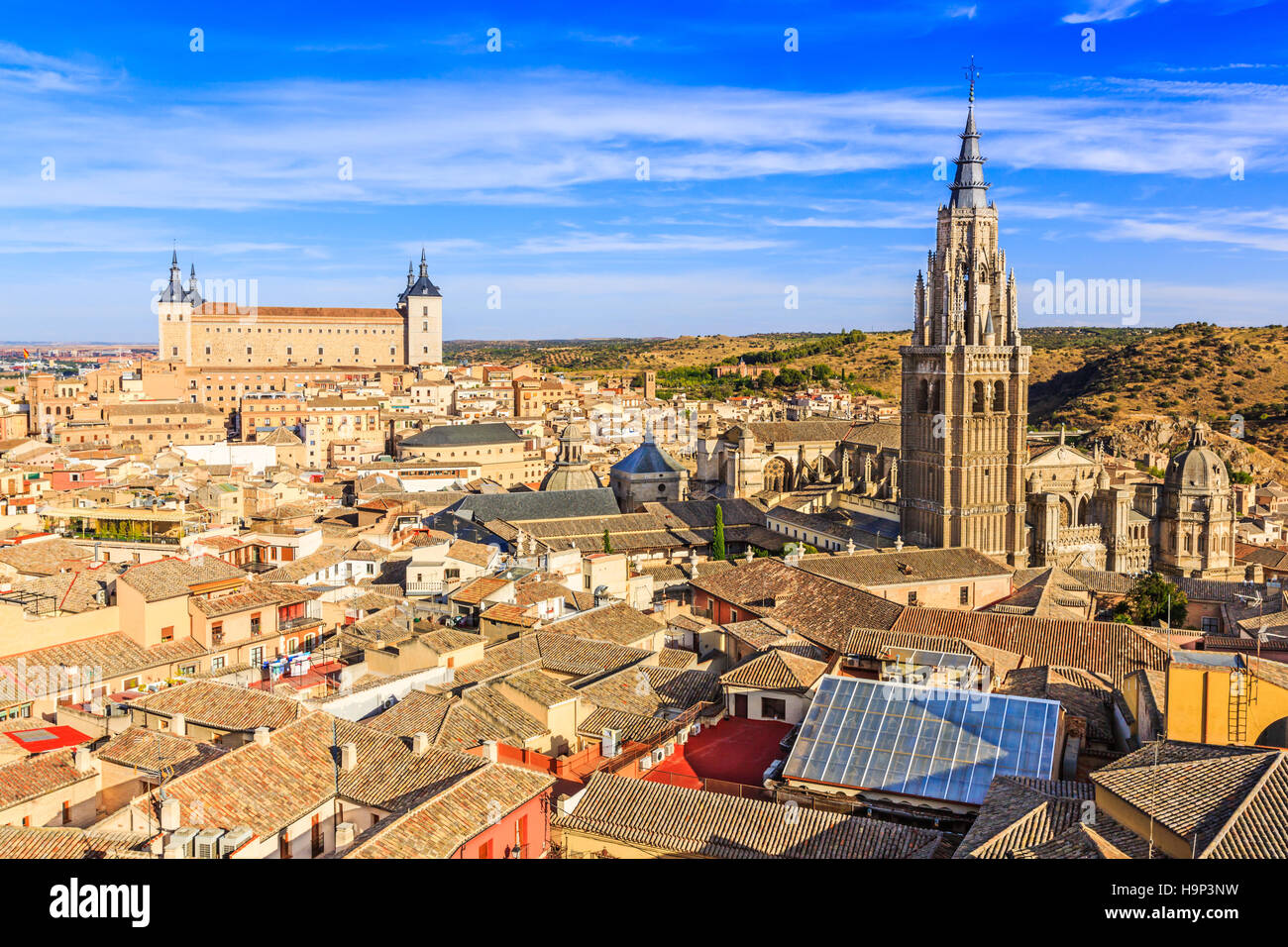 Toledo, España. Vista panorámica de la ciudad vieja y su alcázar (palacio real). Foto de stock