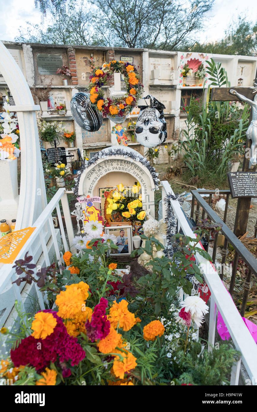 Las tumbas decoradas con flores, globos y banderas en la Nuestra Seora
