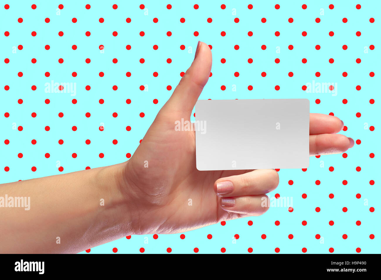 Mantenga la mano izquierda femenina maqueta tarjeta en blanco. SIM de  prepago de plástico celular NFC transpondedor RFID EPC Id de etiqueta  inteligente Tarjeta de llamada plantilla de Maquetas Fotografía de stock -