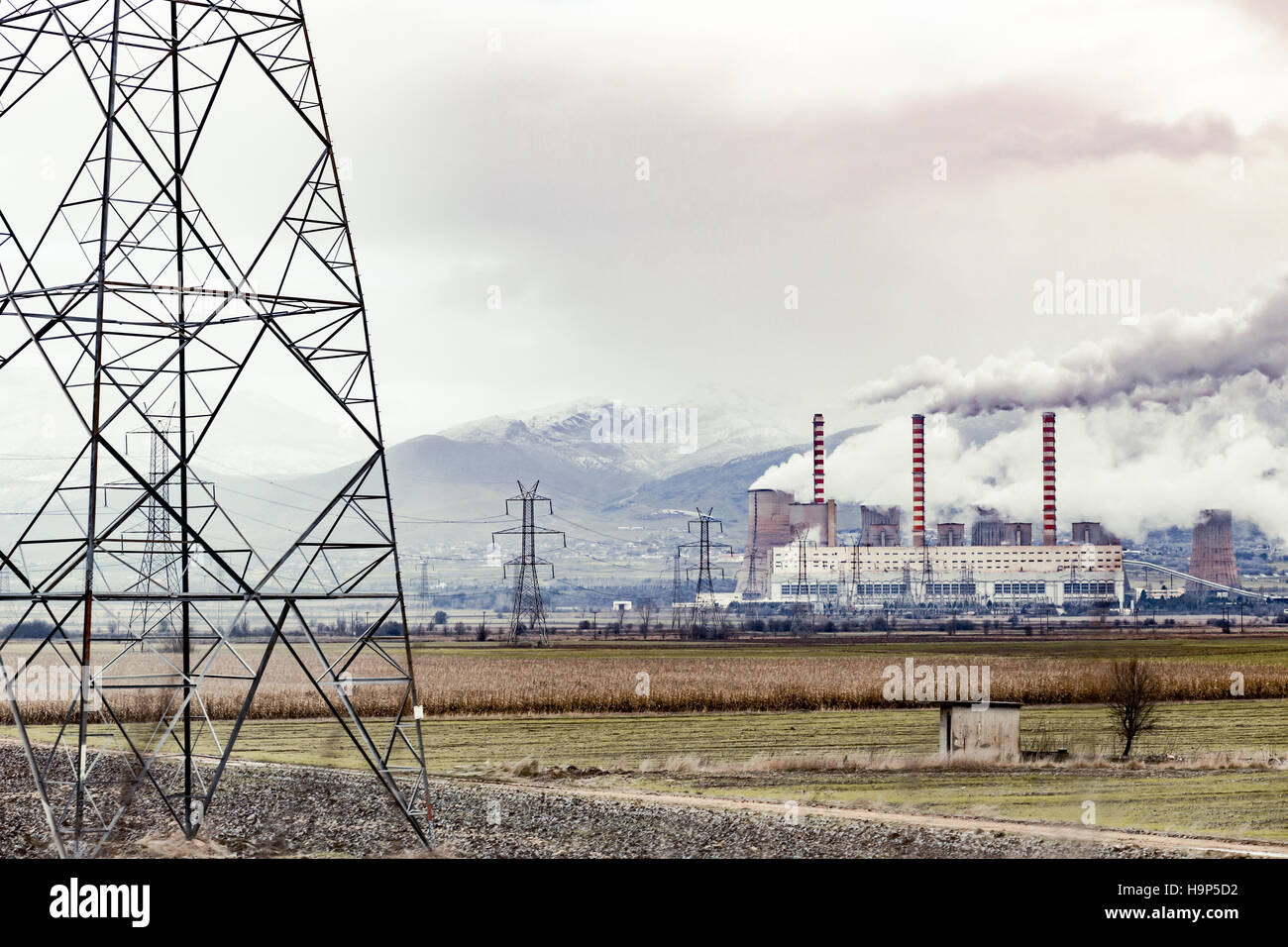 Torres de líneas eléctricas cerca de la planta de energía nuclear Foto de stock