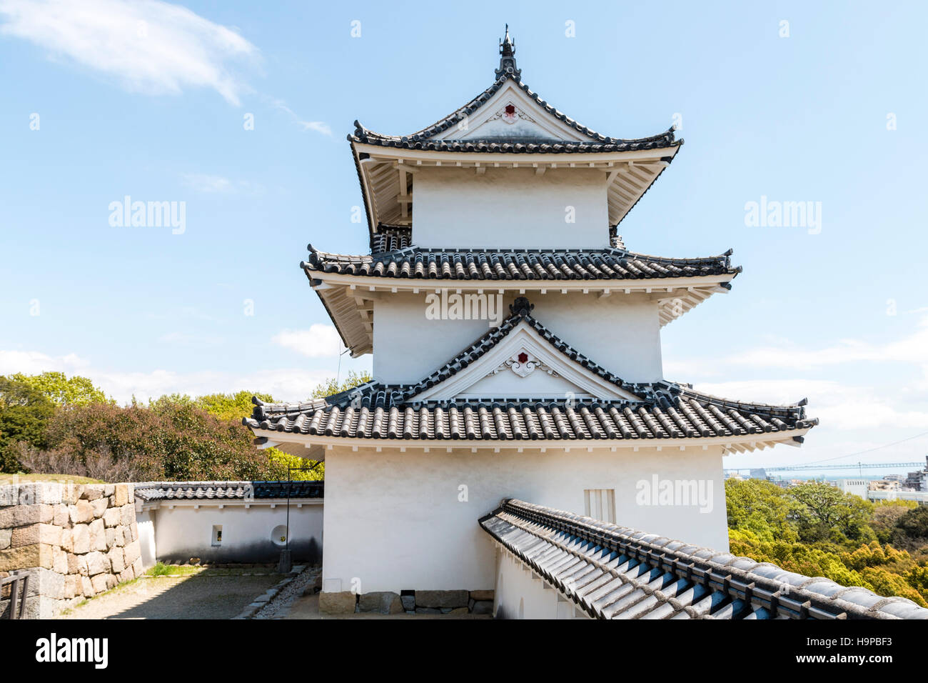 Japón Akashi castillo, AKA Kishun-jo. Shikuri pared de yeso blanco que conduce a la 3 historia Tatsumi yagura, torreta. Blue Sky. Antecedentes del Puente Akashi. Foto de stock