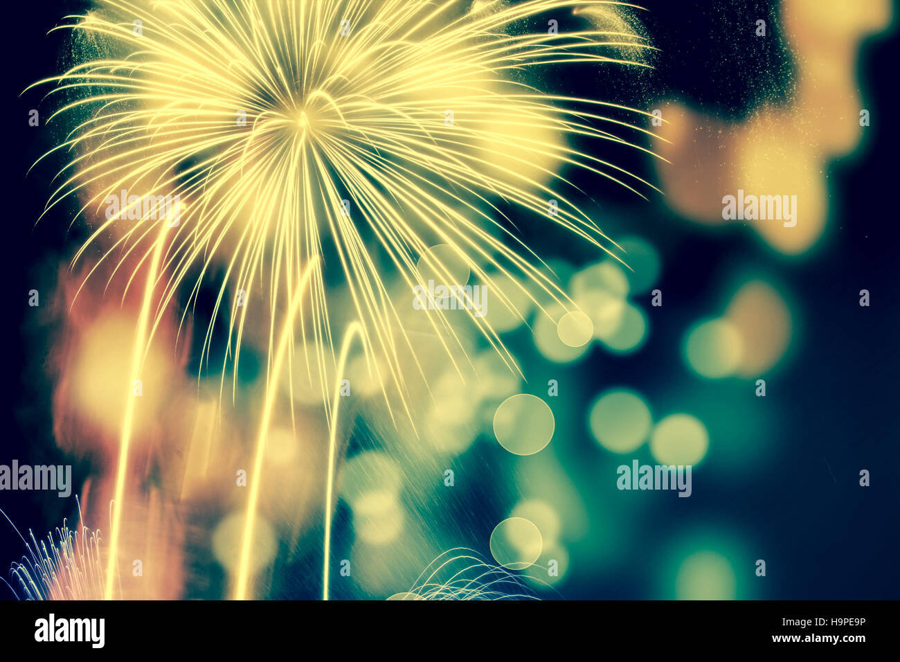 Fuegos artificiales en Año Nuevo y copiar el espacio abstracto - Fondo de vacaciones Foto de stock