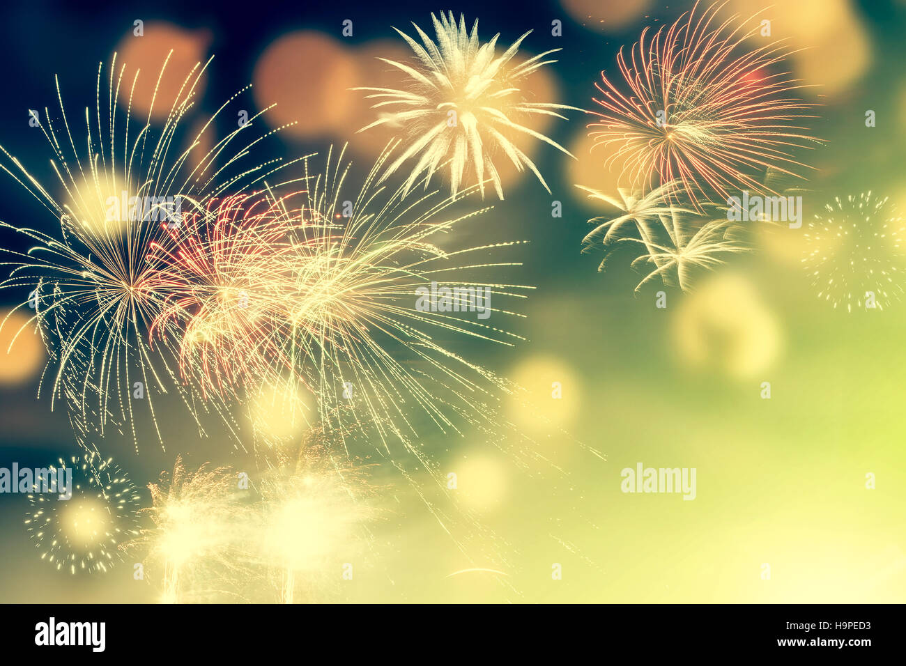 Fuegos artificiales en Año Nuevo y copiar el espacio abstracto - Fondo de vacaciones Foto de stock
