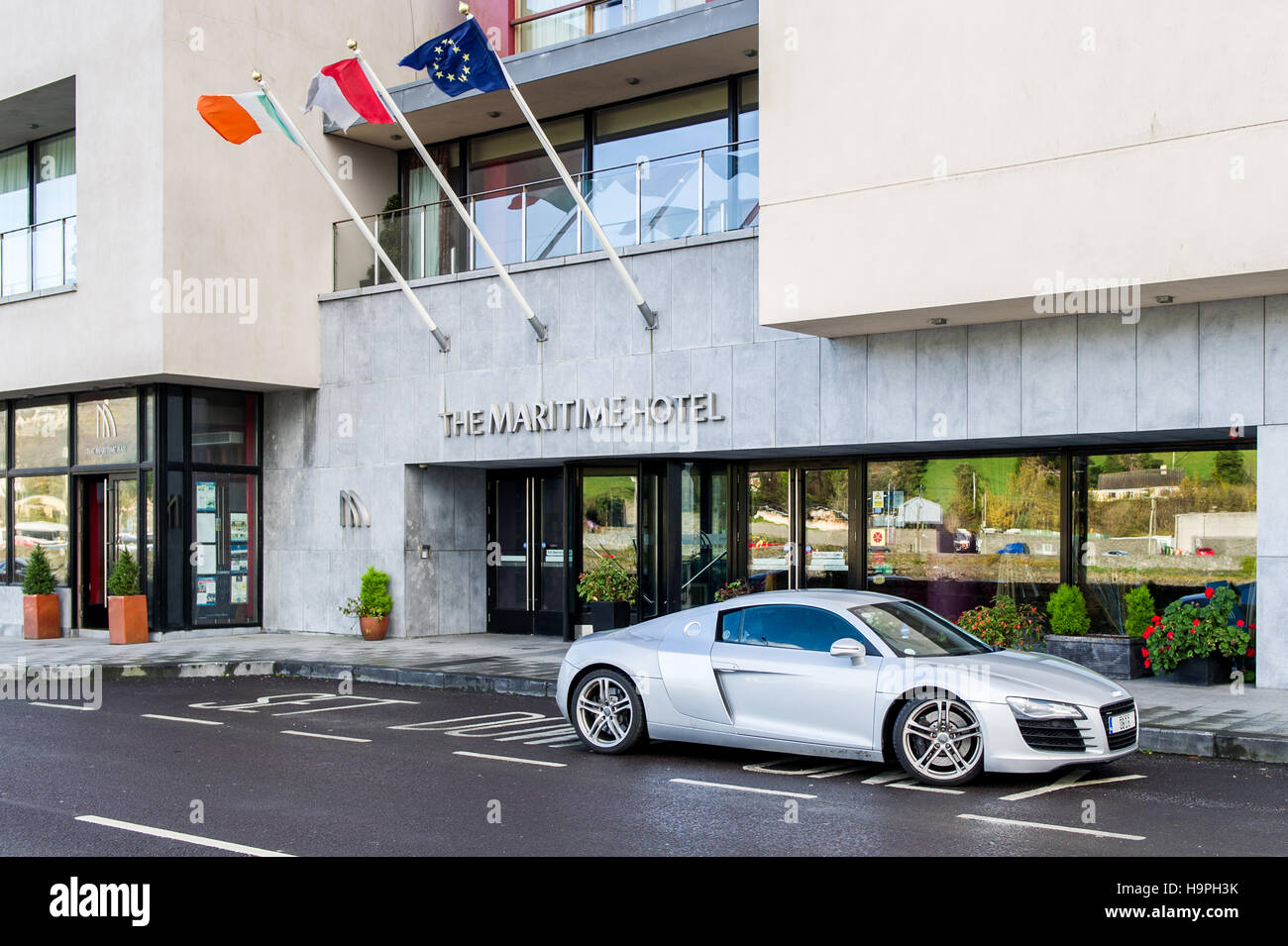 Audi R8 color plata Deportes coche aparcado fuera del hotel Maritime, Bantry, en el condado de Cork, Irlanda. Foto de stock