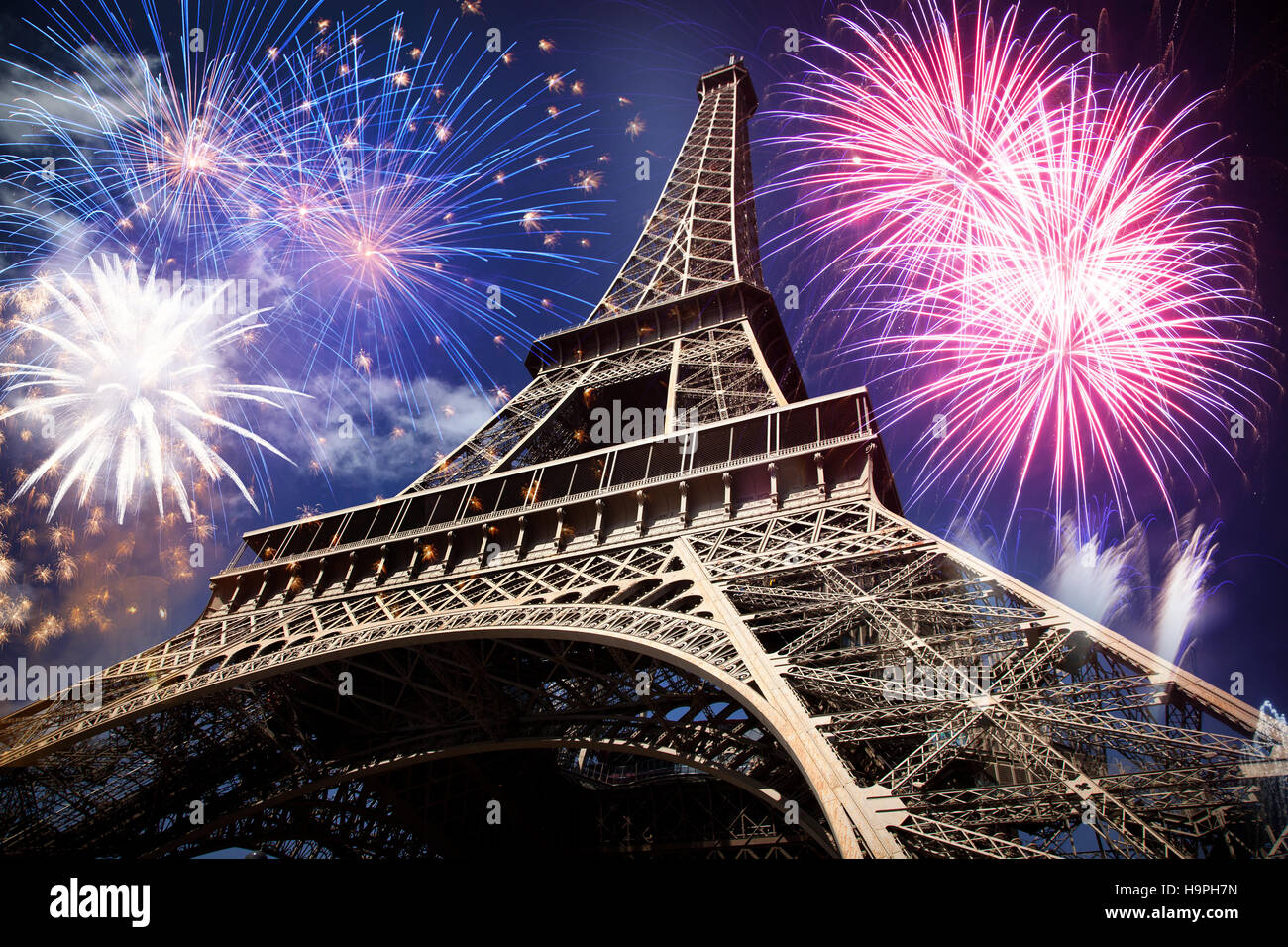 La torre Eiffel, con fuegos artificiales, la celebración del Año Nuevo en París, Francia Foto de stock