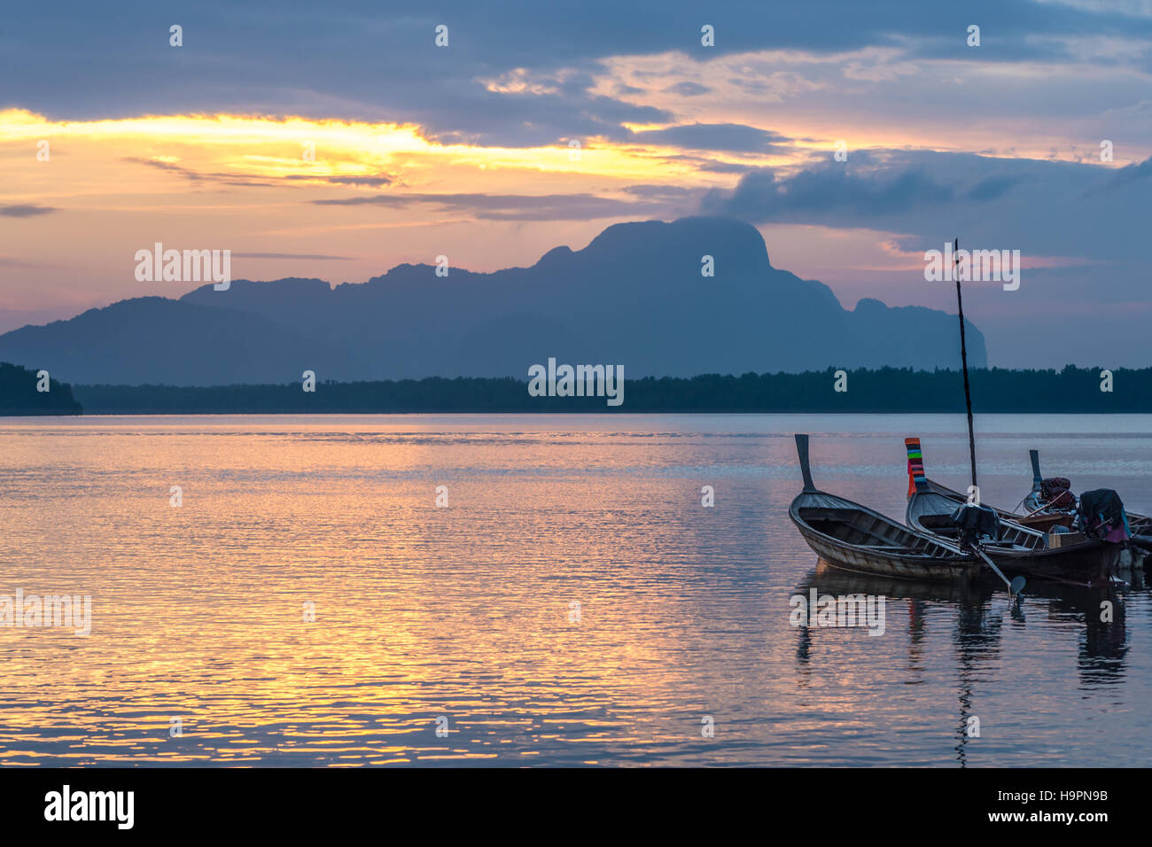 Barco de pesca "longtail" en Samchong-Tai aldea pesquera de sunrise en Phang-Nga, Tailandia. Foto de stock