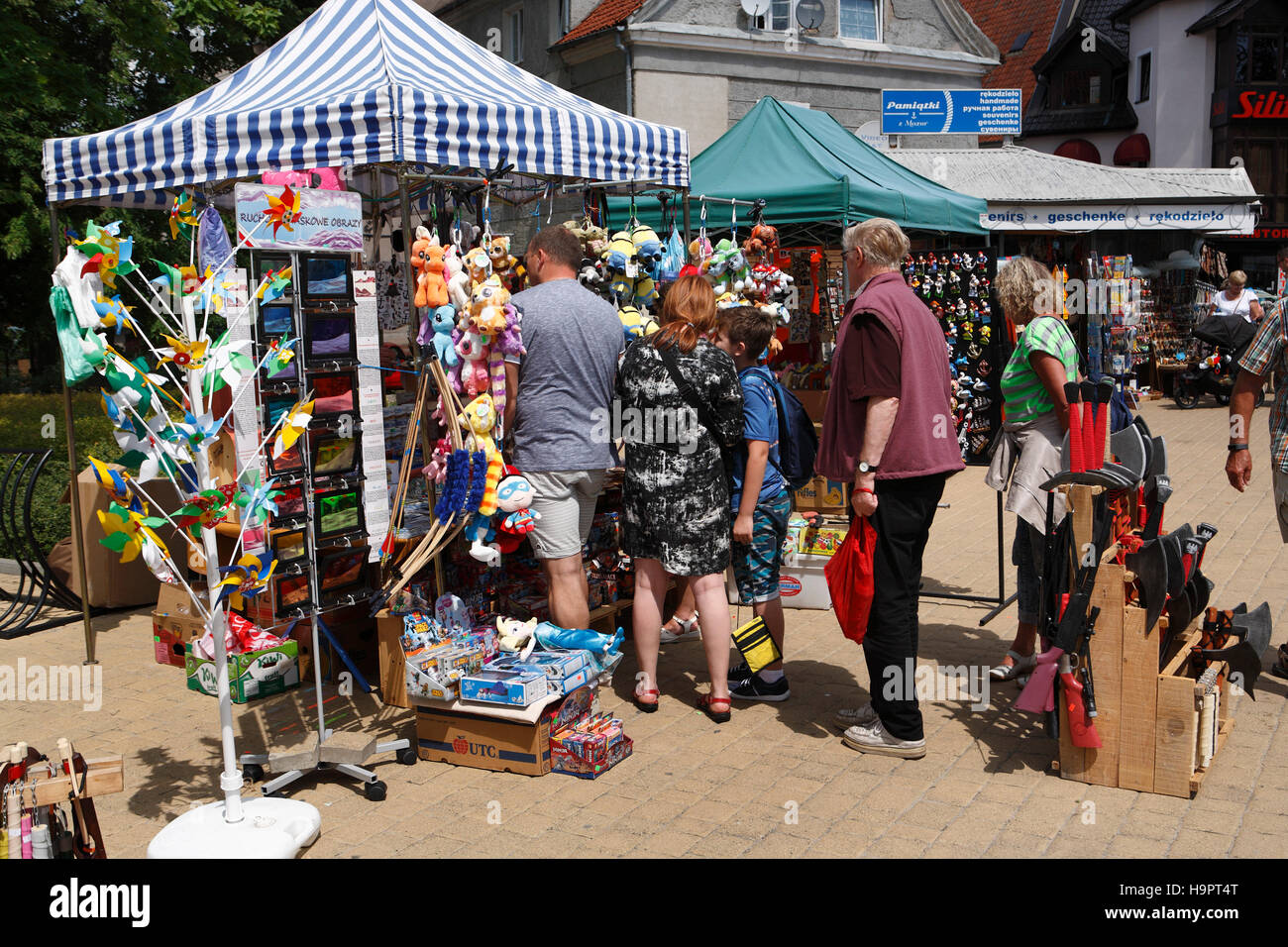 Los turistas en busca de souvenirs y comprar cerca del puerto de Mikolajki (Nikolaiken) Polonia, Europa Foto de stock