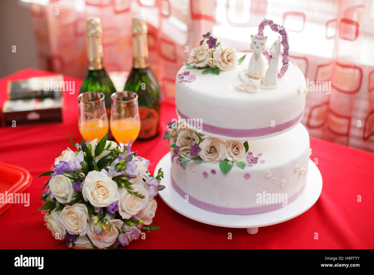 Masilla de boda tarta decorada con flores y figuras de gato 