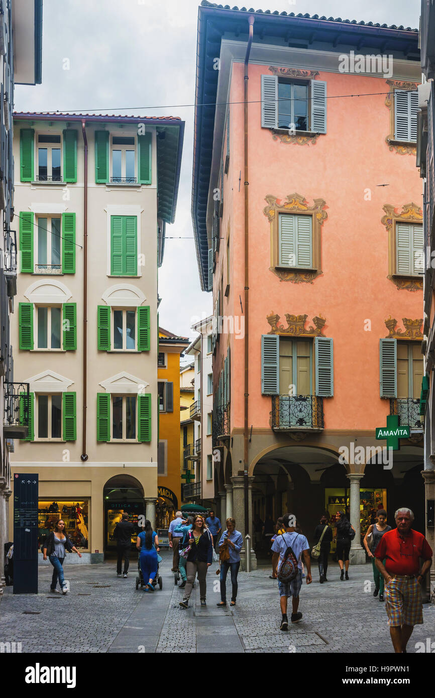 Lugano, Suiza - Agosto 26, 2013: Los turistas en Via Pessina Street en el centro de la ciudad de resort de lujo en Lugano, en el cantón del Tesino de Suiza. Foto de stock