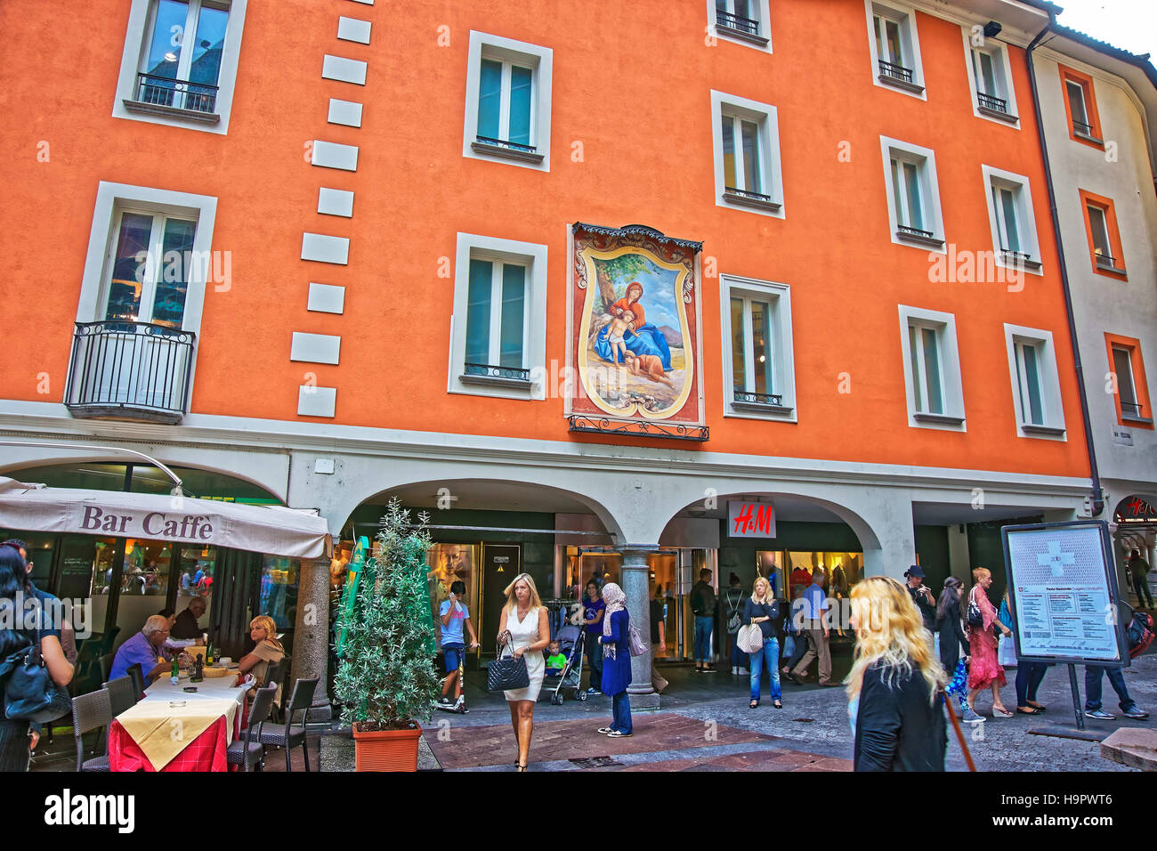 Lugano, Suiza - Agosto 26, 2013: Los turistas en Via Pessina Street en el centro de la ciudad en un lujoso resort en Lugano (Cantón Ticino de Suiza. Foto de stock