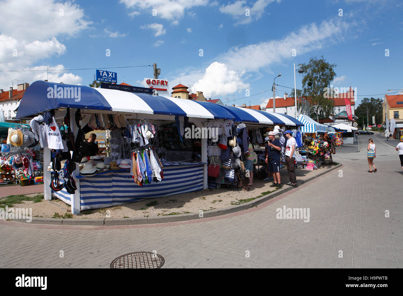 Los turistas en busca de souvenirs y comprar cerca del puerto de Mikolajki (Nikolaiken) Polonia, Europa Foto de stock