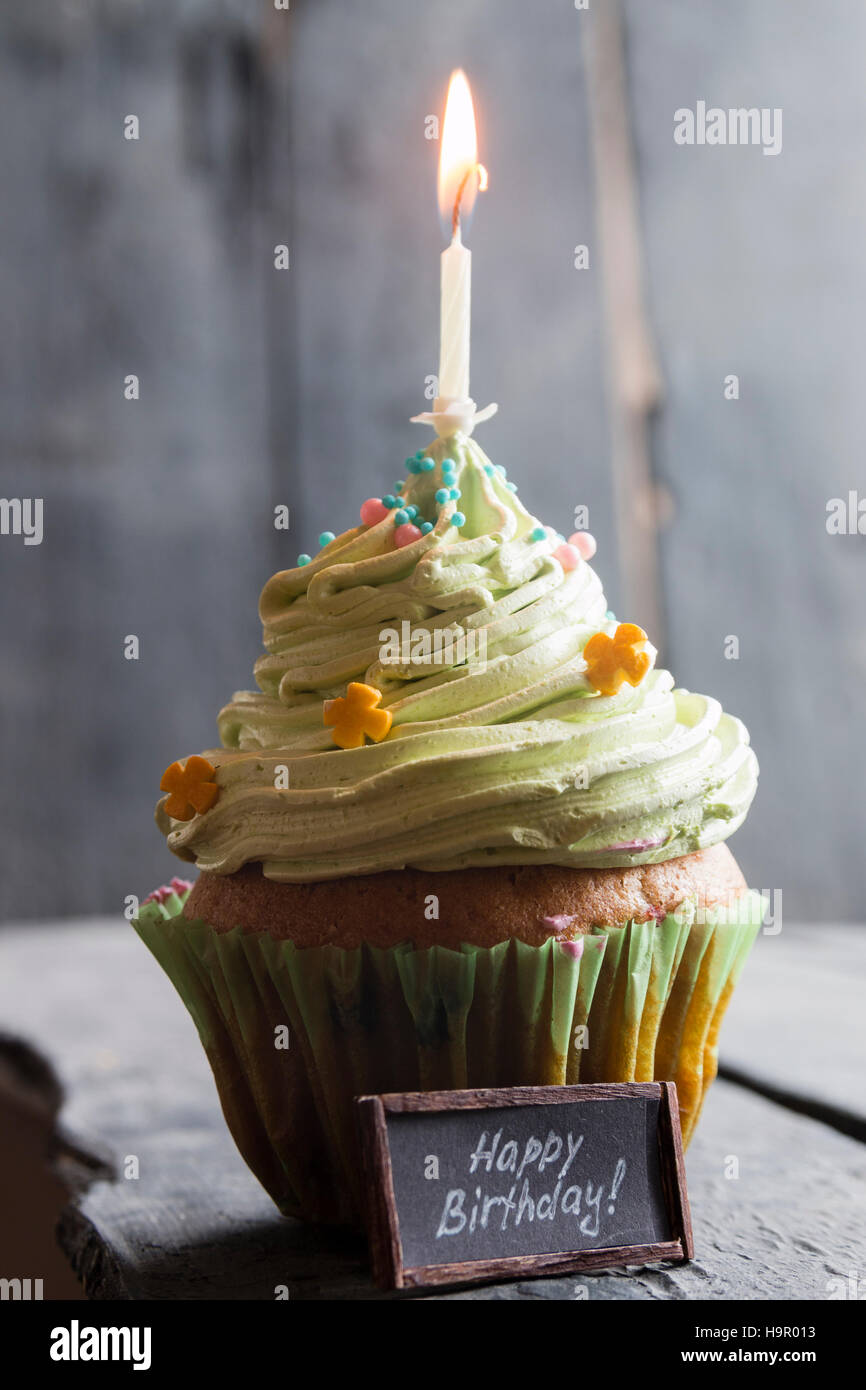 Feliz Cumpleaños texto y pastel con una vela, estilo vintage Fotografía de  stock - Alamy