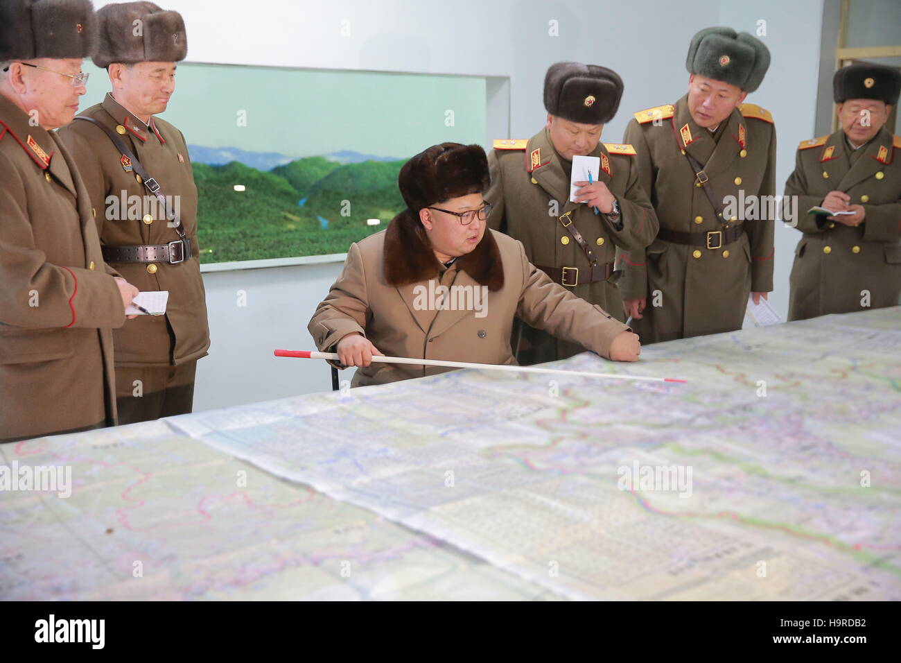 Pyongyang. 25 Nov, 2016. Fotografía proporcionada por la Agencia Central de Noticias de Corea (KCNA), el 25 de noviembre de 2016 muestra el máximo dirigente de la República Popular Democrática de Corea (RPDC), Kim Jong-ONU (3L) recientemente, la inspección de la Sede de la Gran Unidad Combinada 380 del Ejército Popular de Corea. Crédito: KCNA/Xinhua/Alamy Live News Foto de stock