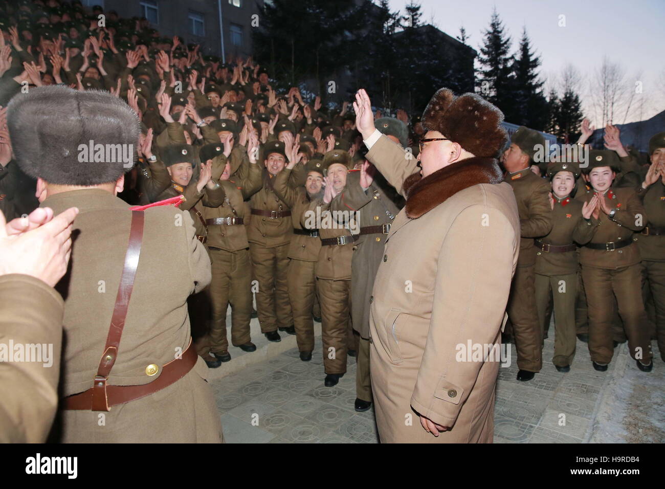 Pyongyang. 25 Nov, 2016. Fotografía proporcionada por la Agencia Central de Noticias de Corea (KCNA), el 25 de noviembre de 2016 muestra el máximo dirigente de la República Popular Democrática de Corea (RPDC), Kim Jong-ONU (R, delantero) recientemente, la inspección de la Sede de la Gran Unidad Combinada 380 del Ejército Popular de Corea. Crédito: KCNA/Xinhua/Alamy Live News Foto de stock