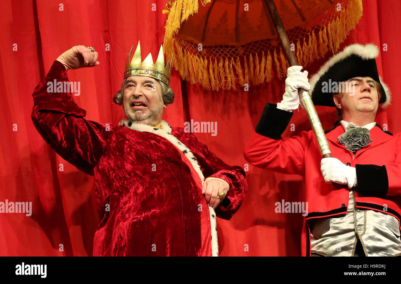 El emperador (Ulf Pertel) anhela desesperadamente ropa nueva en la obra de  teatro "El traje nuevo del emperador" en el teatro popular de Rostock,  Alemania, el 23 de noviembre de 2016. El