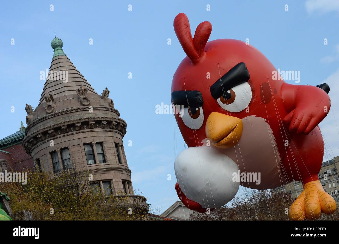 Angry birds balloon fotografías e imágenes de alta resolución - Alamy