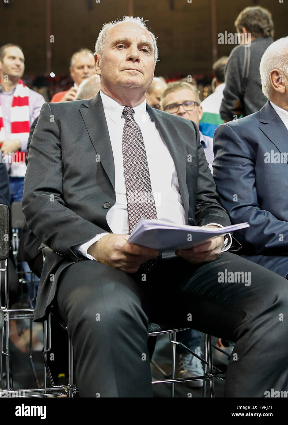 Munich, Alemania. 25 Nov, 2016. Uli Hoeness (nuevo presidente FCB) FC Bayern Munich Reunión General Anual de la cúpula de Audi en Munich, 25 de noviembre de 2016, la temporada 2016/2017 .Crédito: Peter Schatz/Alamy Live News Foto de stock