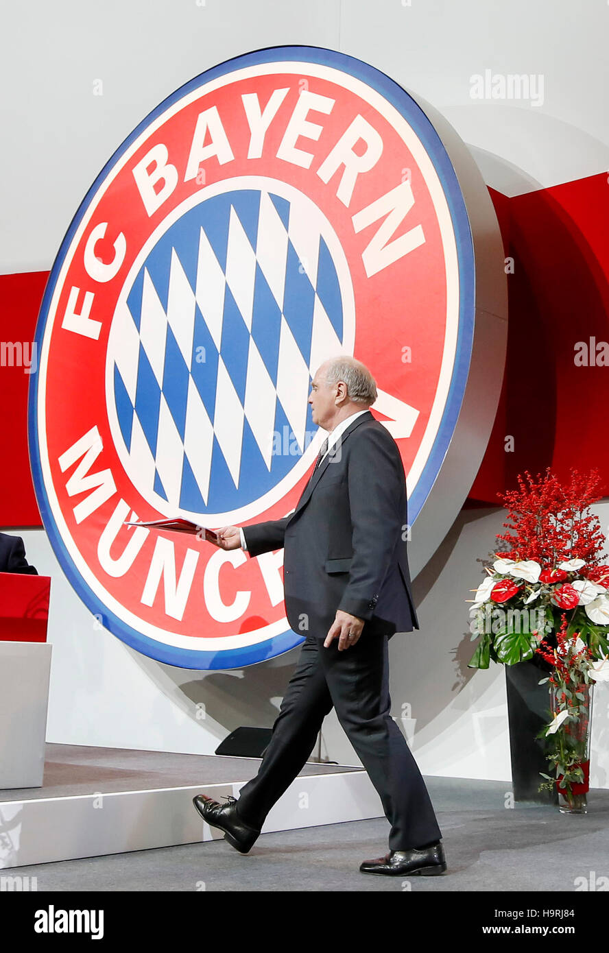 Munich, Alemania. 25 Nov, 2016. Uli Hoeness (nuevo presidente FCB) FC Bayern Munich Reunión General Anual de la cúpula de Audi en Munich, 25 de noviembre de 2016, la temporada 2016/2017 .Crédito: Peter Schatz/Alamy Live News Foto de stock