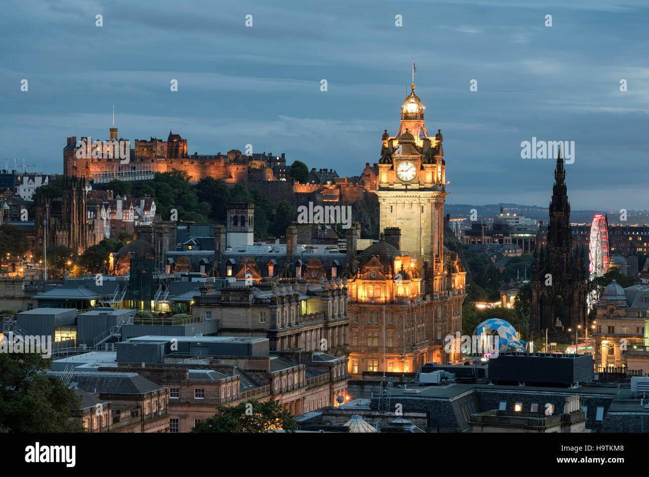 Vista del centro histórico de Edimburgo, con el Balmoral Hotel Tower y el Castillo de Edimburgo, Edimburgo, Escocia, Reino Unido Foto de stock