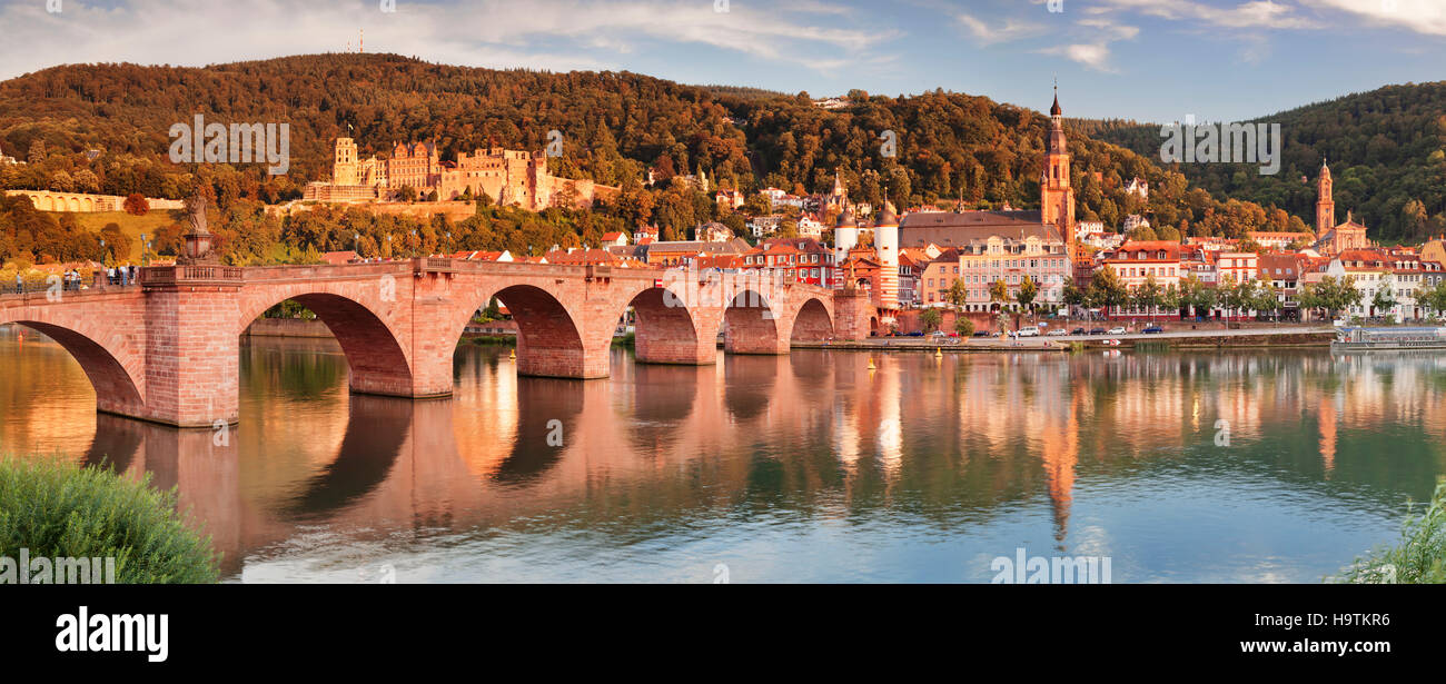 Vista de Karl Theodor Bridge y el portón sobre el río Neckar con el castillo de Heidelberg, Baden-Württemberg, alemán Foto de stock