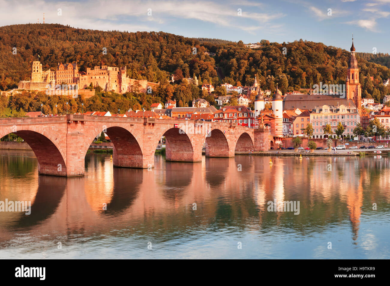 Vista de Karl Theodor Bridge y el portón sobre el río Neckar con el castillo de Heidelberg, Baden-Württemberg, alemán Foto de stock