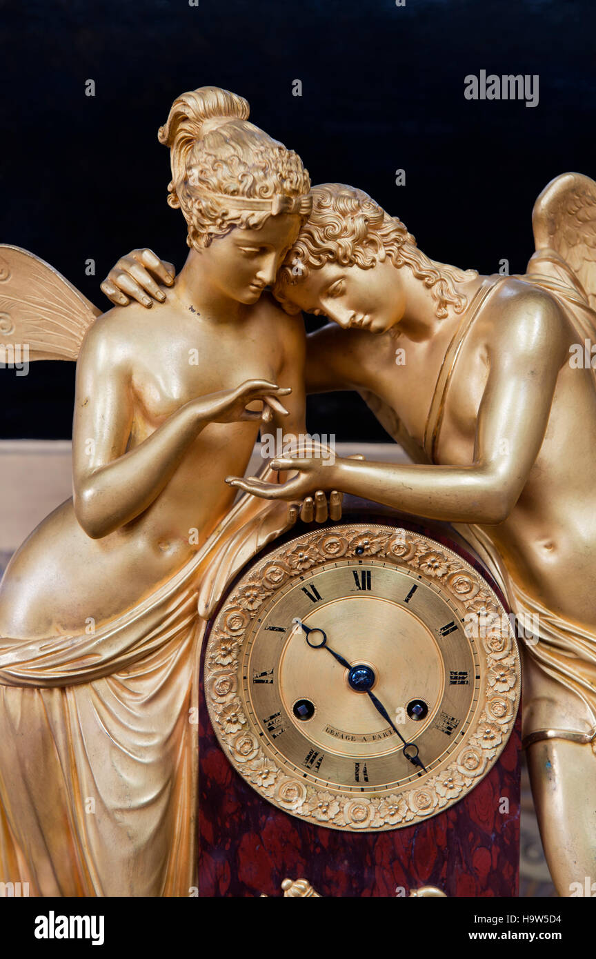 Cerrar vista de un imperio 8 Días reloj mantel por Lesage, c.1820, en Attingham Park, Shropshire. Las dos figuras se alado Cupido y psique. Foto de stock