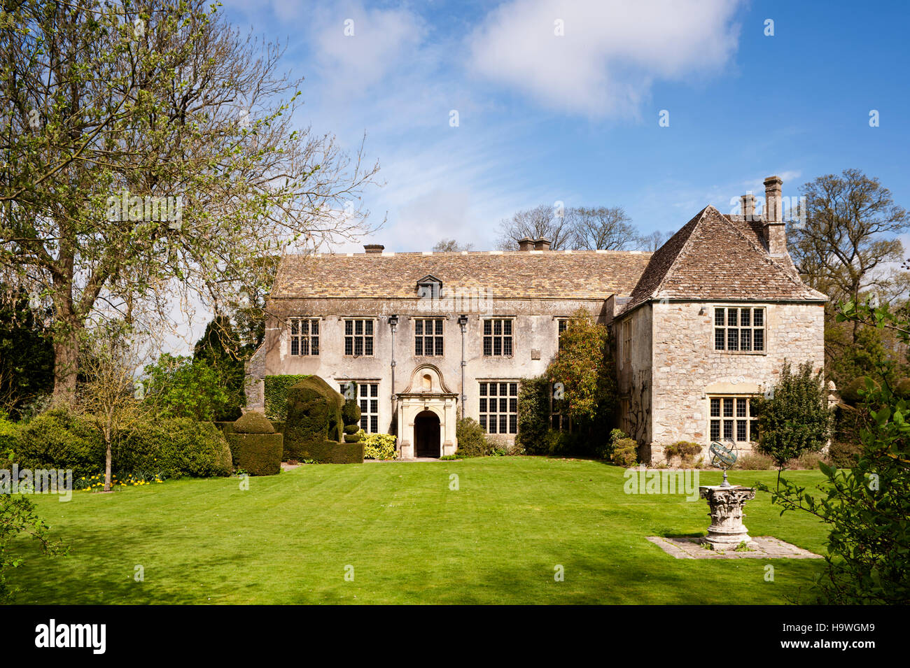 El frente sur en Avebury Manor, Wiltshire. Foto de stock