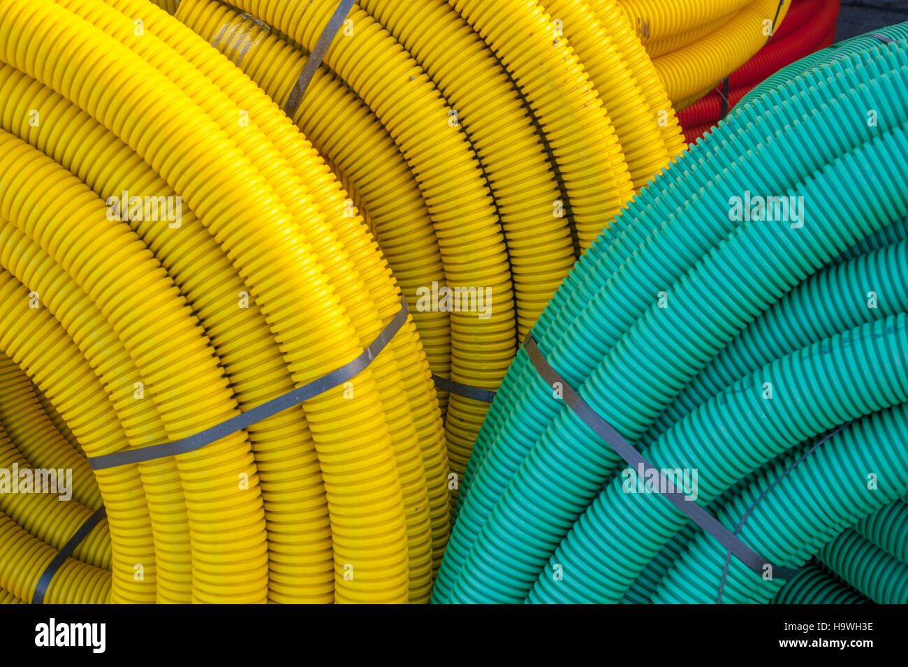 Carretes de tubos de plástico usado para tierra drena neutralizado en  constructores patio Fotografía de stock - Alamy
