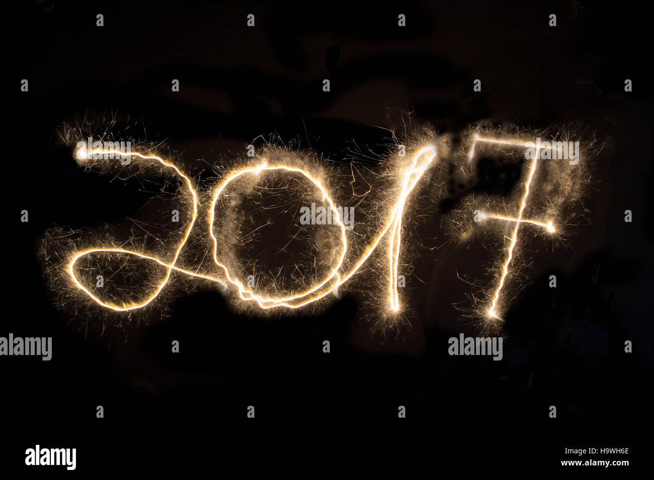 2017, Nochevieja, pintura, luz de fondo negro Foto de stock