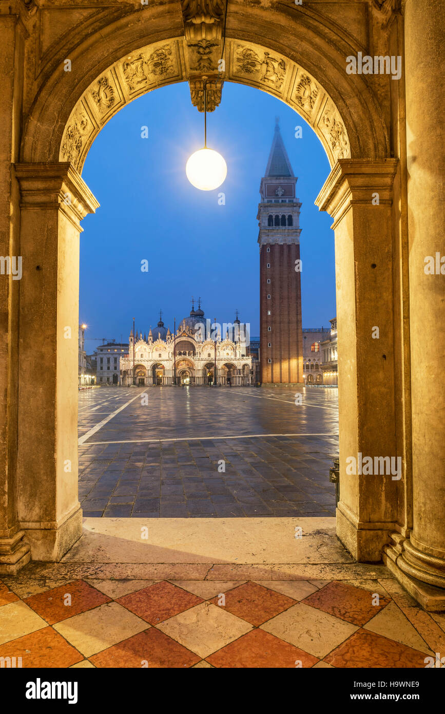 La Piazza San Marco, arcos, San Marcos, el Campanile Venedig, Venezia, Venecia, Italia, Europa Foto de stock