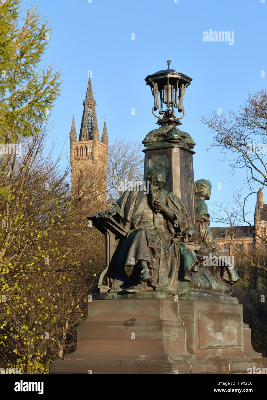 Una de las cuatro estatuas que sentarse en cada esquina del camino Kelvin, puente sobre el Río Kelvin en Glasgow, Escocia, Reino Unido Foto de stock