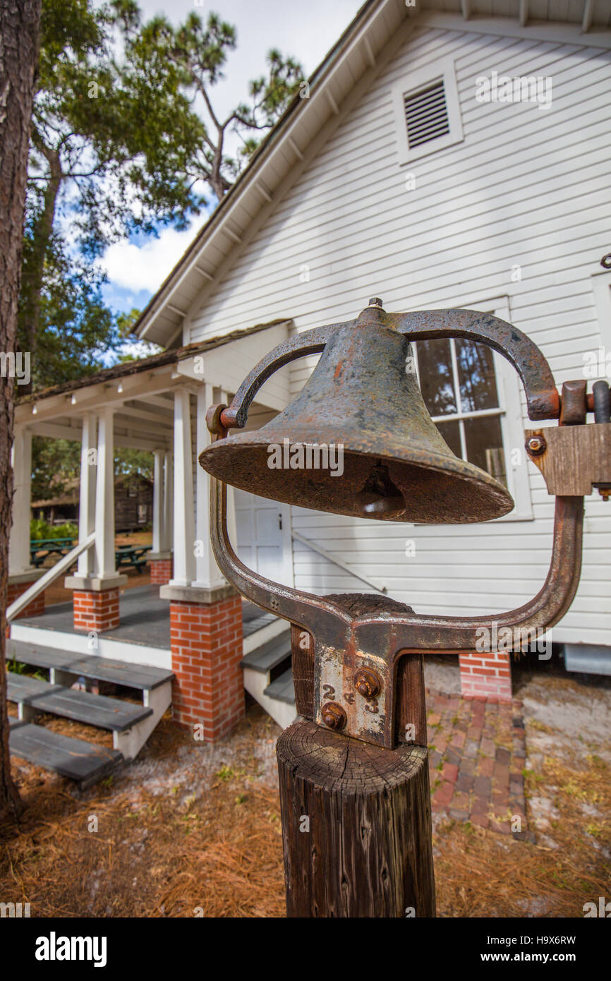 La campana de la Escuela Harris en el histórico Old Heritage Village en el Condado de Pinellas en Largo, Florida Foto de stock