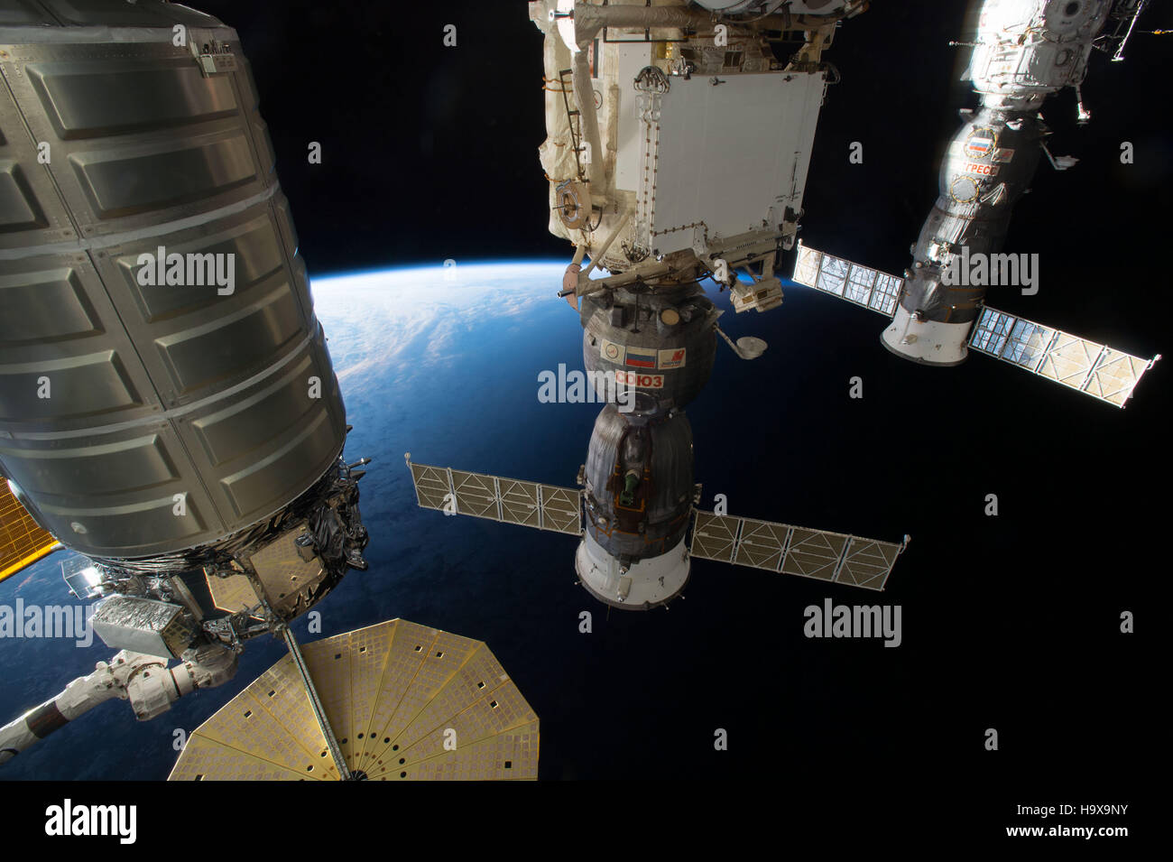 El orbital ATK Cygnus embarcaciones de carga (izquierda), MS-01 vehículo ruso Soyuz (oriente), y la Federación de avances 64 naves de carga (izquierda) son todos simultáneamente acoplado a la Estación Espacial Internacional de la NASA el 23 de octubre de 2016 mientras se encuentra en órbita alrededor de la tierra. Foto de stock