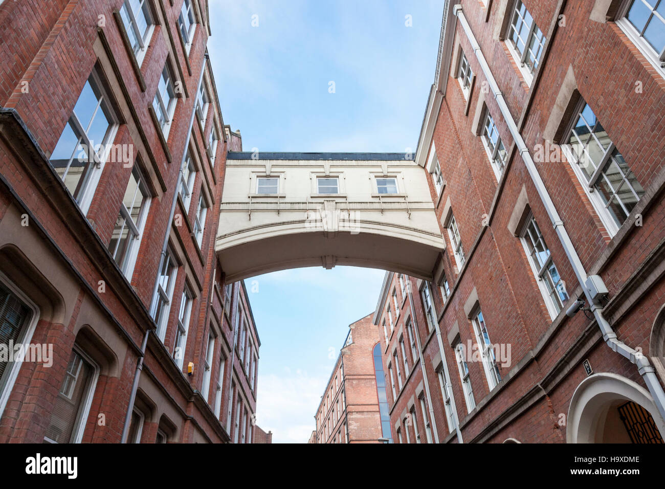 El Puente de la trilladora. Un puente entre dos edificios, una vez que la parte del comercio de textiles, acosa a Gate, Nottingham, Inglaterra, Reino Unido. Foto de stock