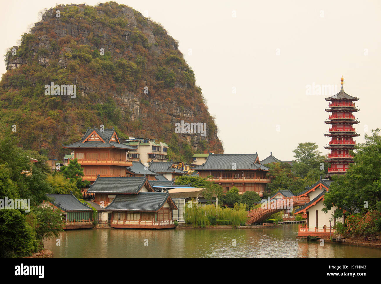 China, Guangxi, Guilin, Canción, Ciudad Mulong Tiefeng Hill, Lago, Foto de stock