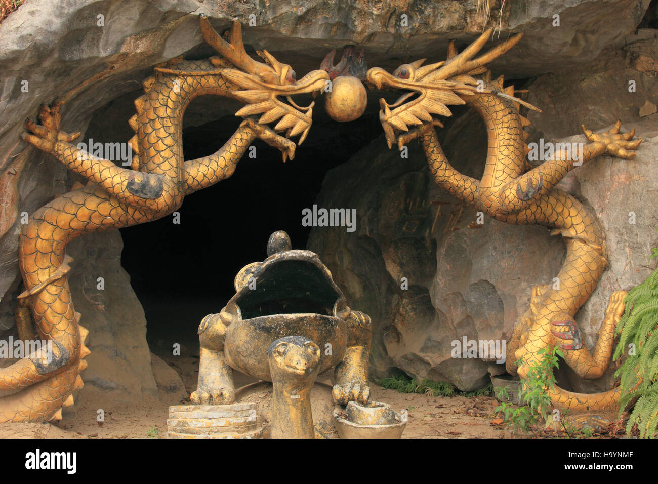 China, Guangxi, Guilin, cueva, estatuas de dragones, Foto de stock