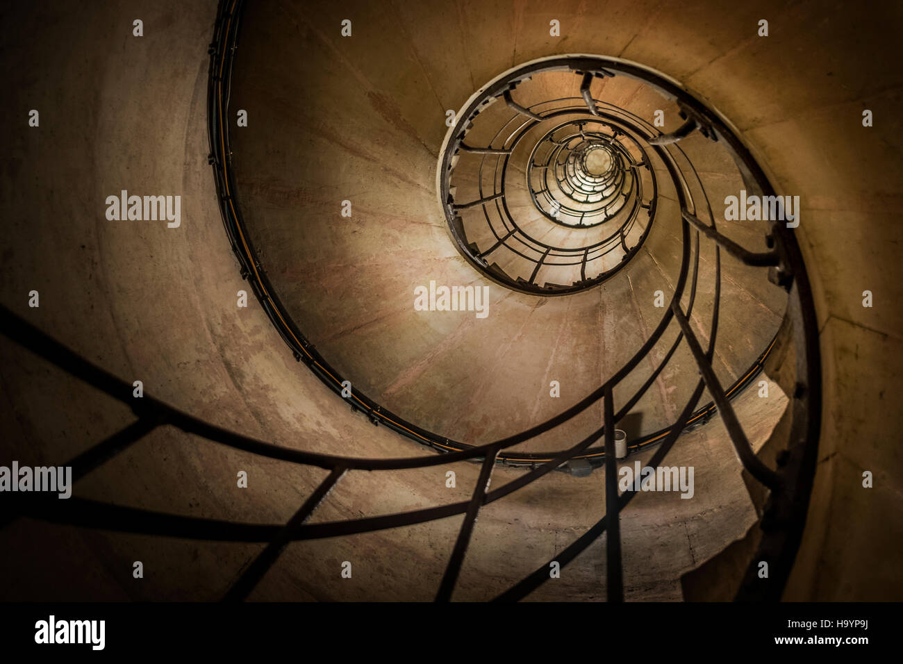 Buscando una de las escaleras en espiral del Arc de triomphe, París Foto de stock