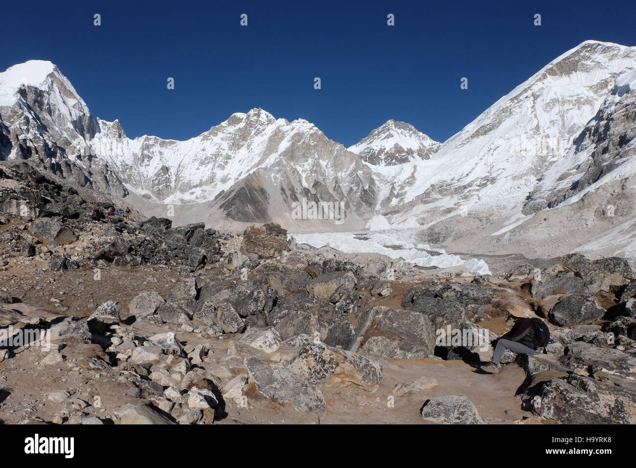 Vista desde el campamento base del Everest (Everest no visible) Foto de stock