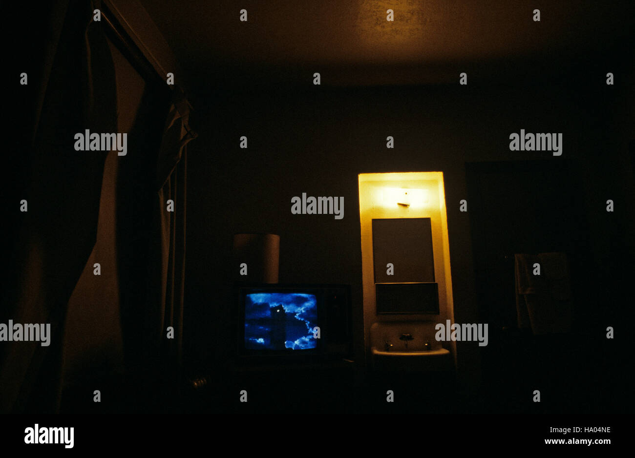 La habitación del hotel en la noche con tv en Seattle, Estado de Washington EE.UU. Foto de stock