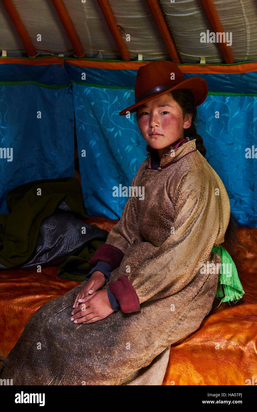 Mongolia, provincia Ovorkhangai, Orkhon Valley, campamento nómada, joven en el yurt Foto de stock
