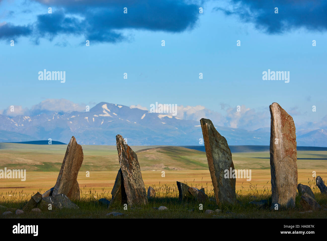Mongolia, Bayan-Ulgii provincia, oeste de Mongolia, parque nacional de Tavan Bogd, ciervos, piedra sitio funerario, monumento monolítico Foto de stock