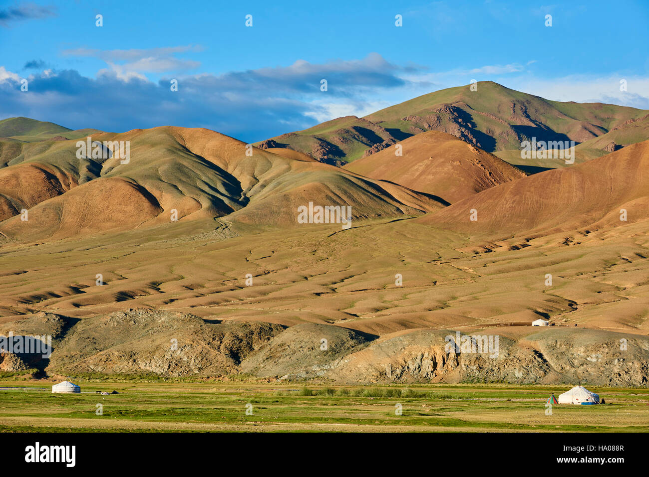 Mongolia, Bayan-Ulgii provincia, oeste de Mongolia, el color de las montañas de Altay, campamento nómada del pueblo kazajo Foto de stock