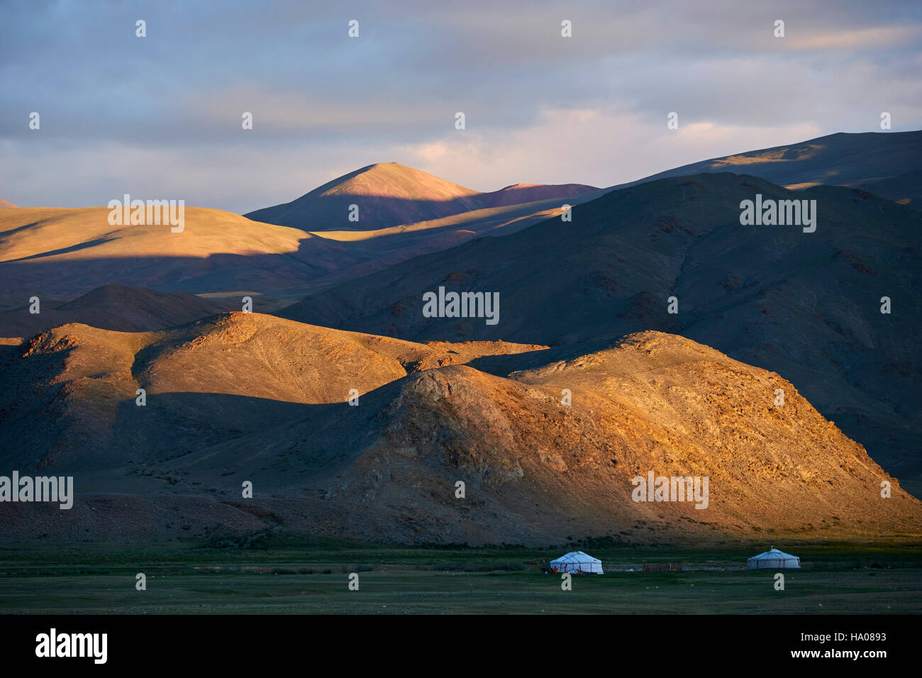 Mongolia, Bayan-Ulgii provincia, oeste de Mongolia, el color de las montañas de Altay, campamento nómada del pueblo kazajo Foto de stock