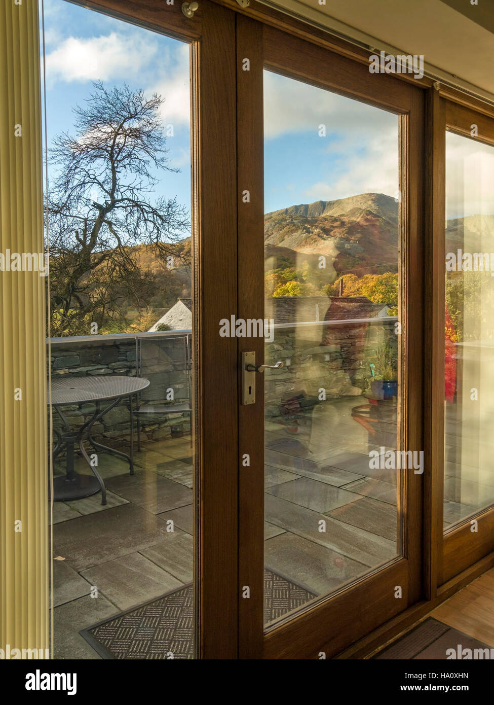 Puertas plegables de madera fotografías e imágenes de alta resolución -  Alamy