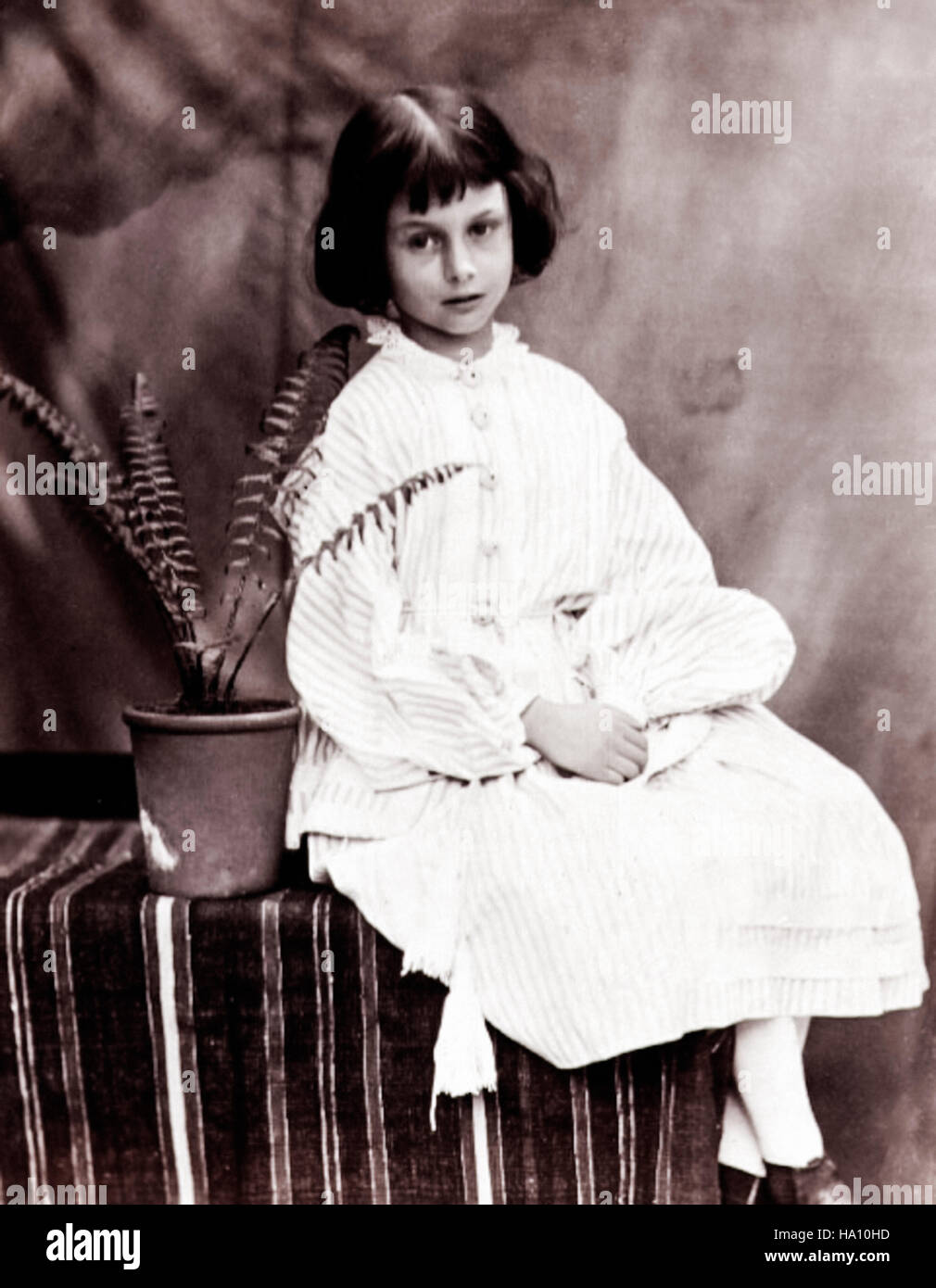 Alice Liddell (1852-1934) de 7 años, fuente de inspiración de las aventuras de Alicia en el país de las maravillas por Lewis Carroll, fotografía por Charles Lutwidge Dodgson (aka Lewis Carroll) en 1860. Foto de stock