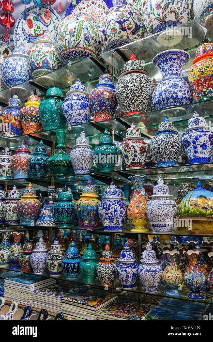 Los floreros coloridos en el Gran Bazar, Mercado, Estambul, Turquía  Fotografía de stock - Alamy