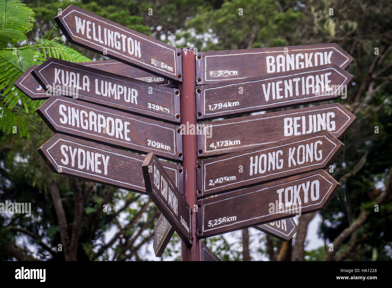 Cartel apuntando hacia destinos en Asia y Australia Foto de stock