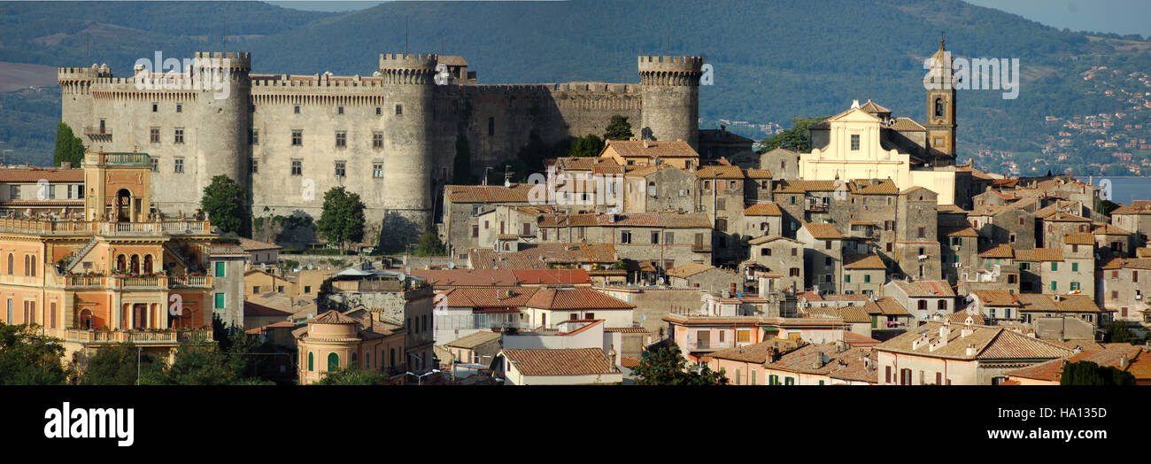 Vista de la pequeña ciudad de Bracciano Foto de stock